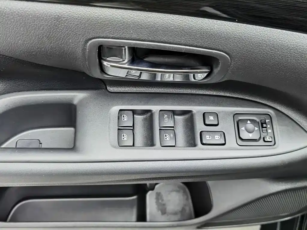 Mitsubishi Outlander (Import) — миниатюра 9
