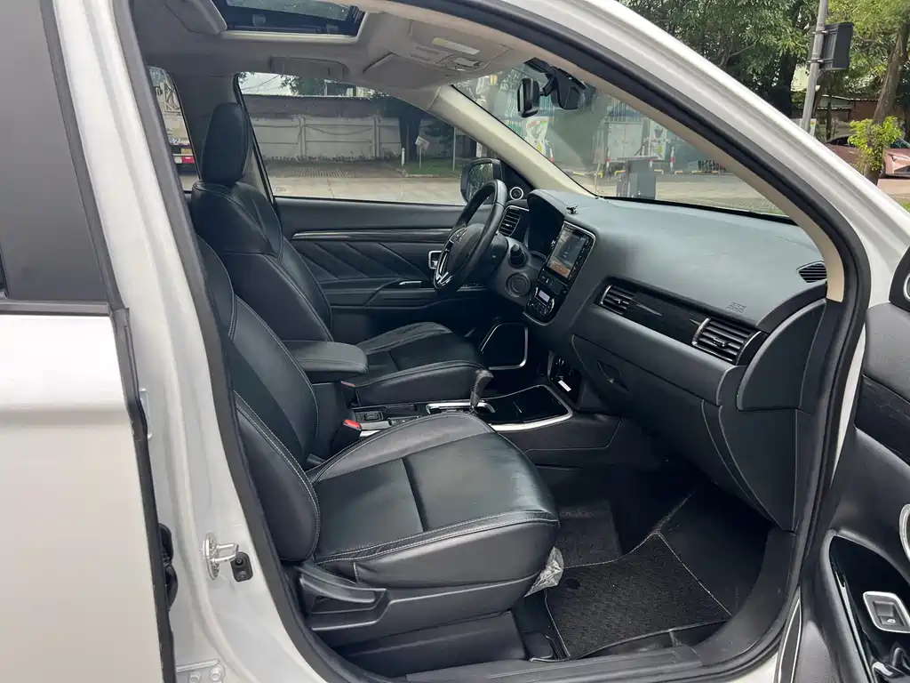 Mitsubishi Outlander — миниатюра 10