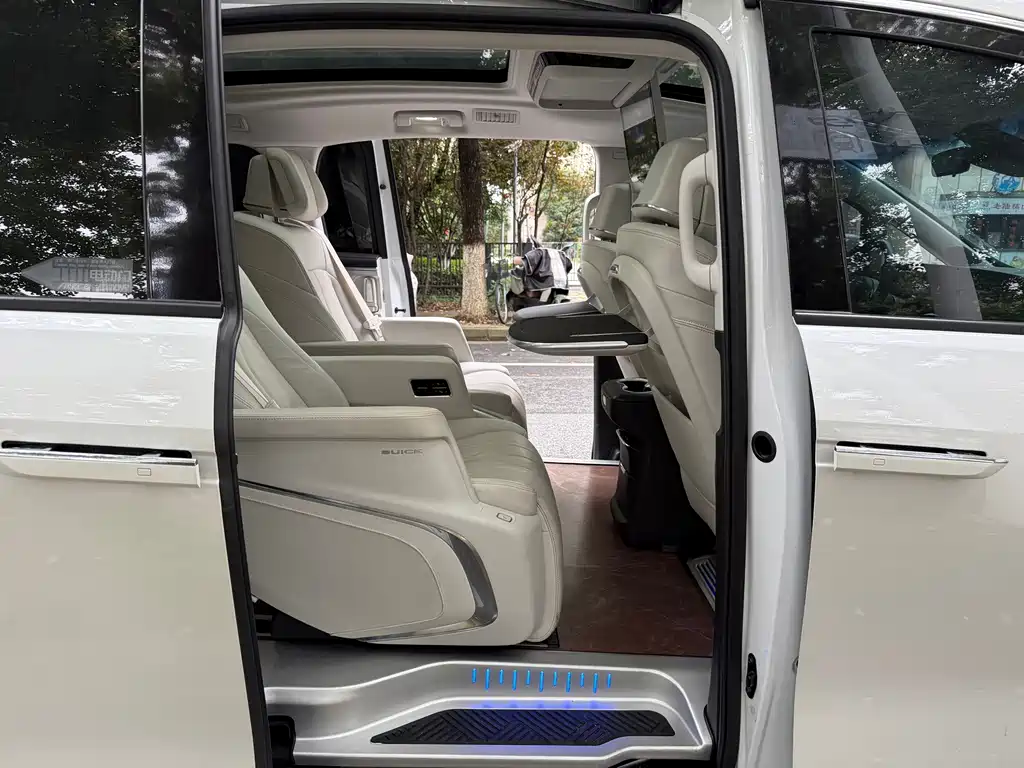 Buick GL8 Hybrid — миниатюра 10
