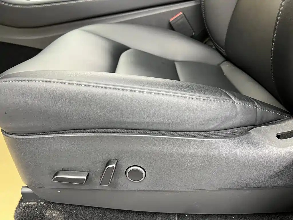 Tesla Model Y — миниатюра 32
