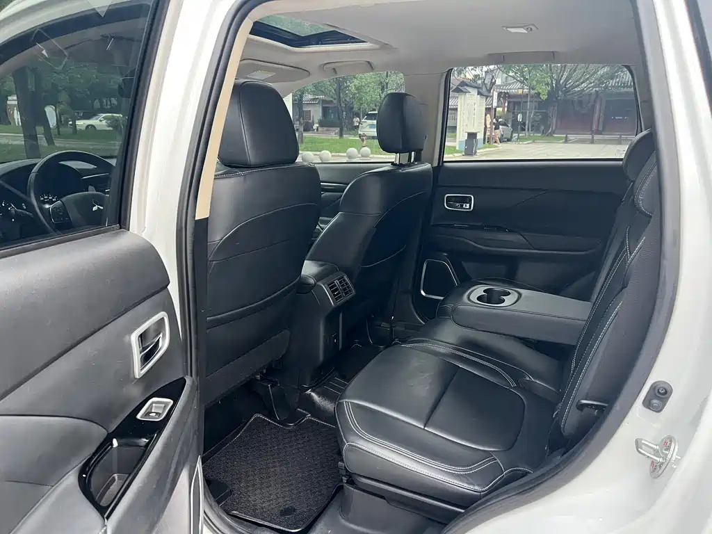 Mitsubishi Outlander — миниатюра 9