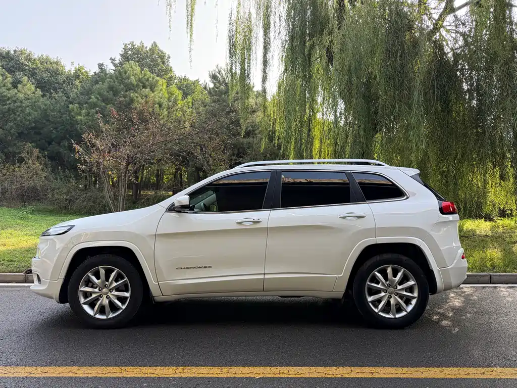 Jeep Cherokee — миниатюра 3