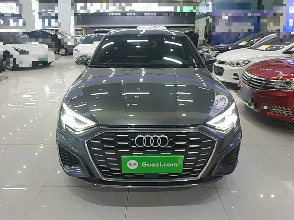 Audi A3 1.4 л 2024 г. Серебристо-серый, пробег 13600 км