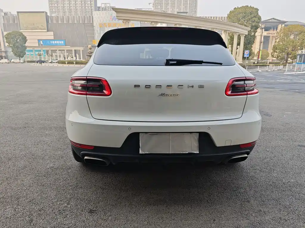 PORSCHE MACAN