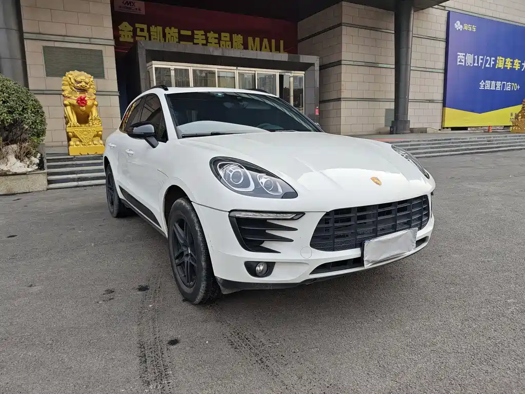 PORSCHE MACAN
