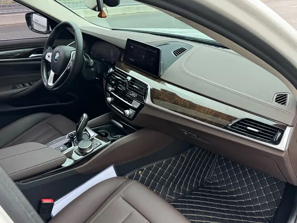 BMW 5 Series — миниатюра 8