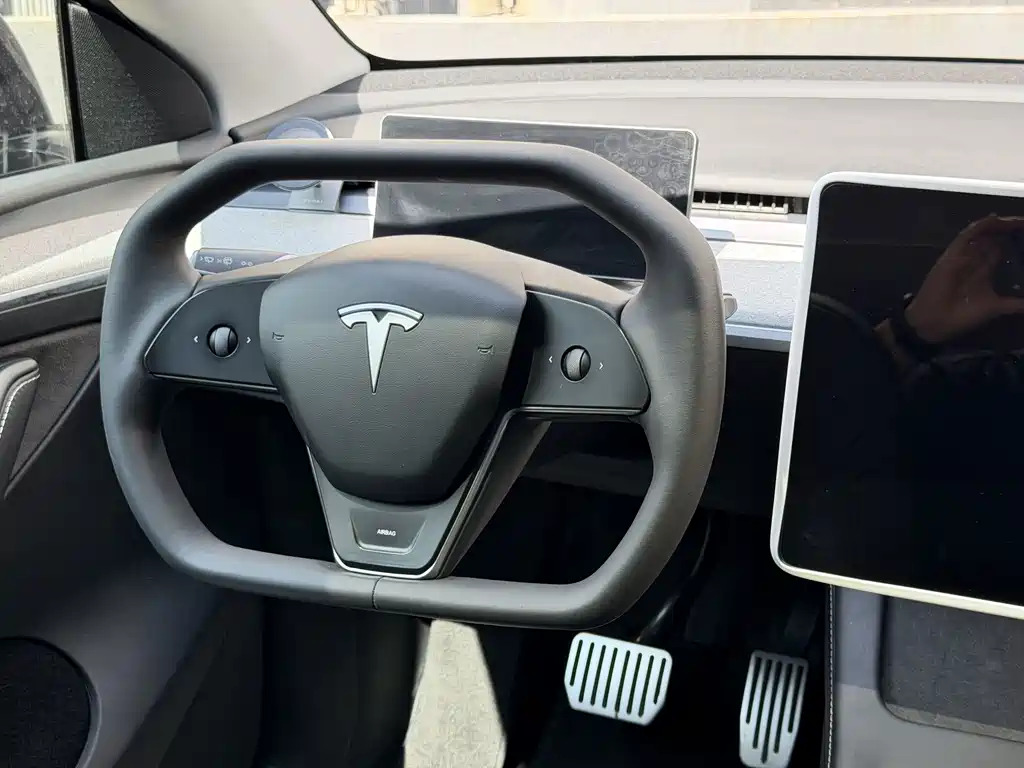 Tesla Model Y — миниатюра 9