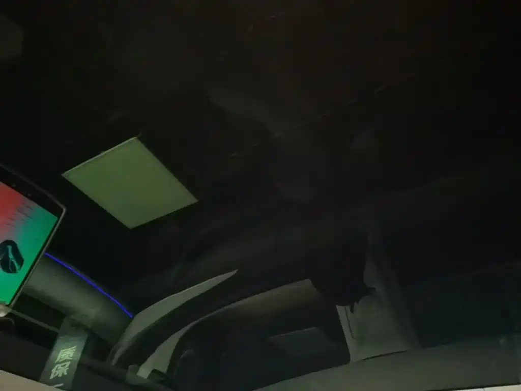 Tesla Model Y — миниатюра 18