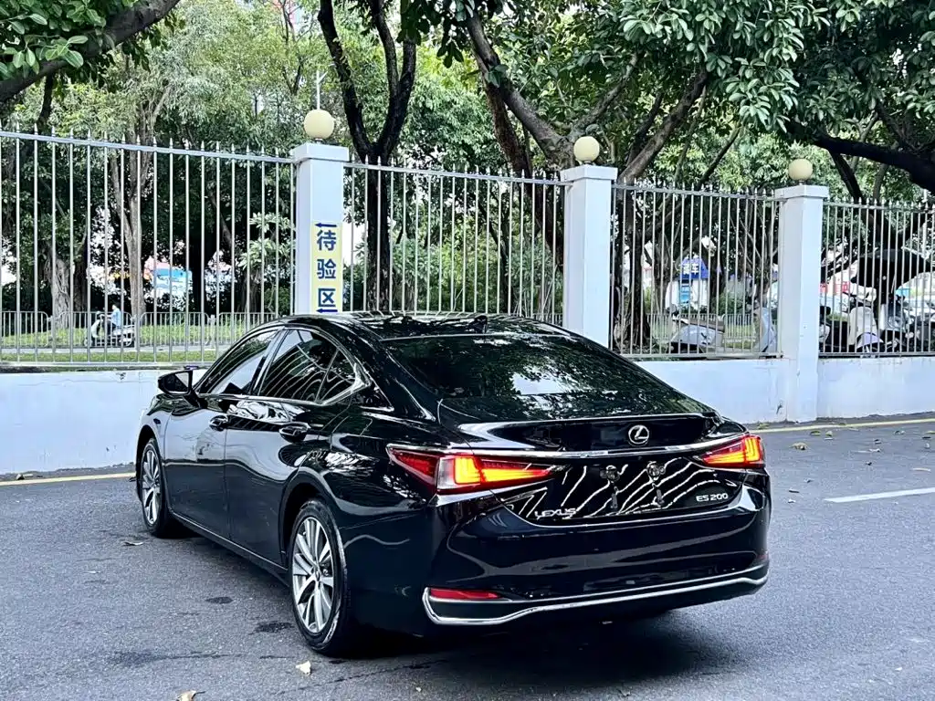 Lexus ES — миниатюра 10