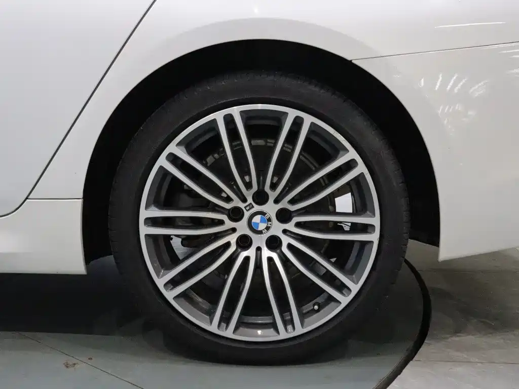 BMW 5 Series — миниатюра 21