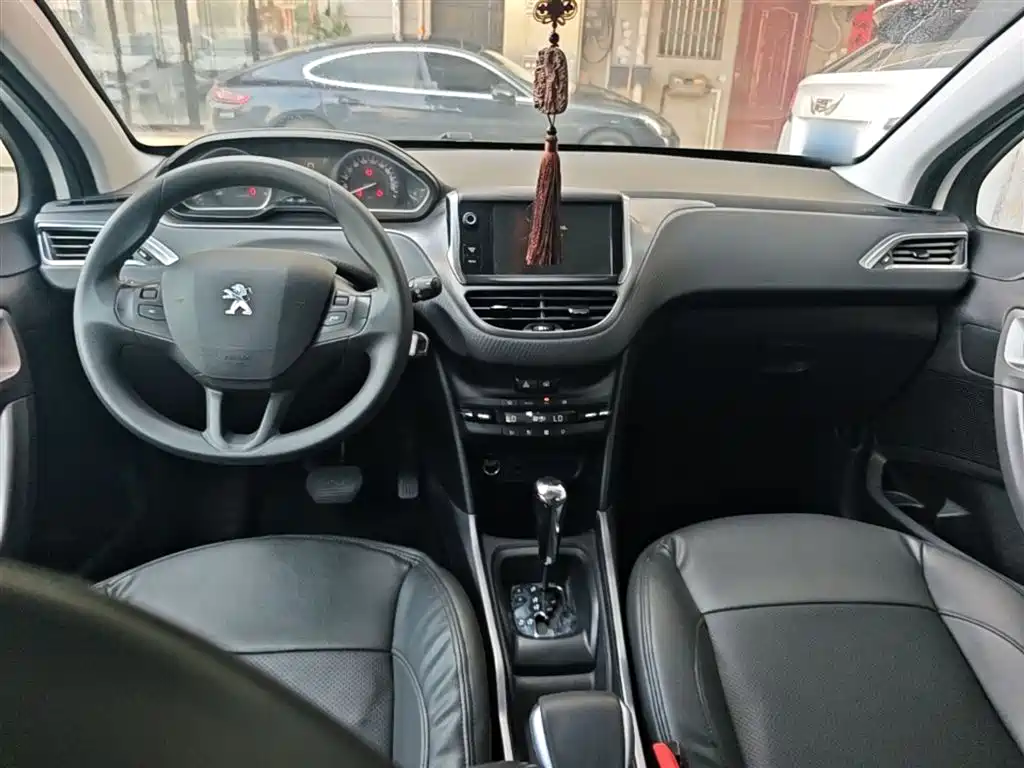 Peugeot 2008 2014 1.6L AT Fashion