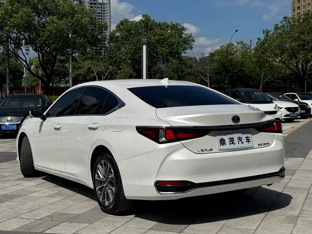 Lexus ES — миниатюра 7
