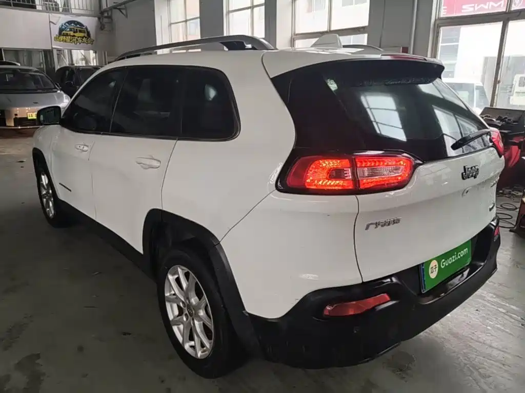 Jeep Cherokee — миниатюра 5