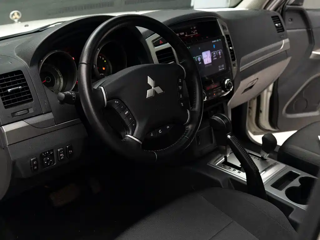 Mitsubishi Pajero (Import) — миниатюра 24