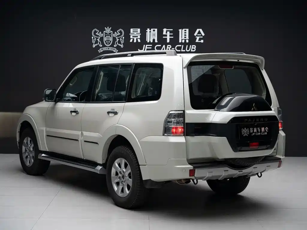 Mitsubishi Pajero (Import) — миниатюра 9