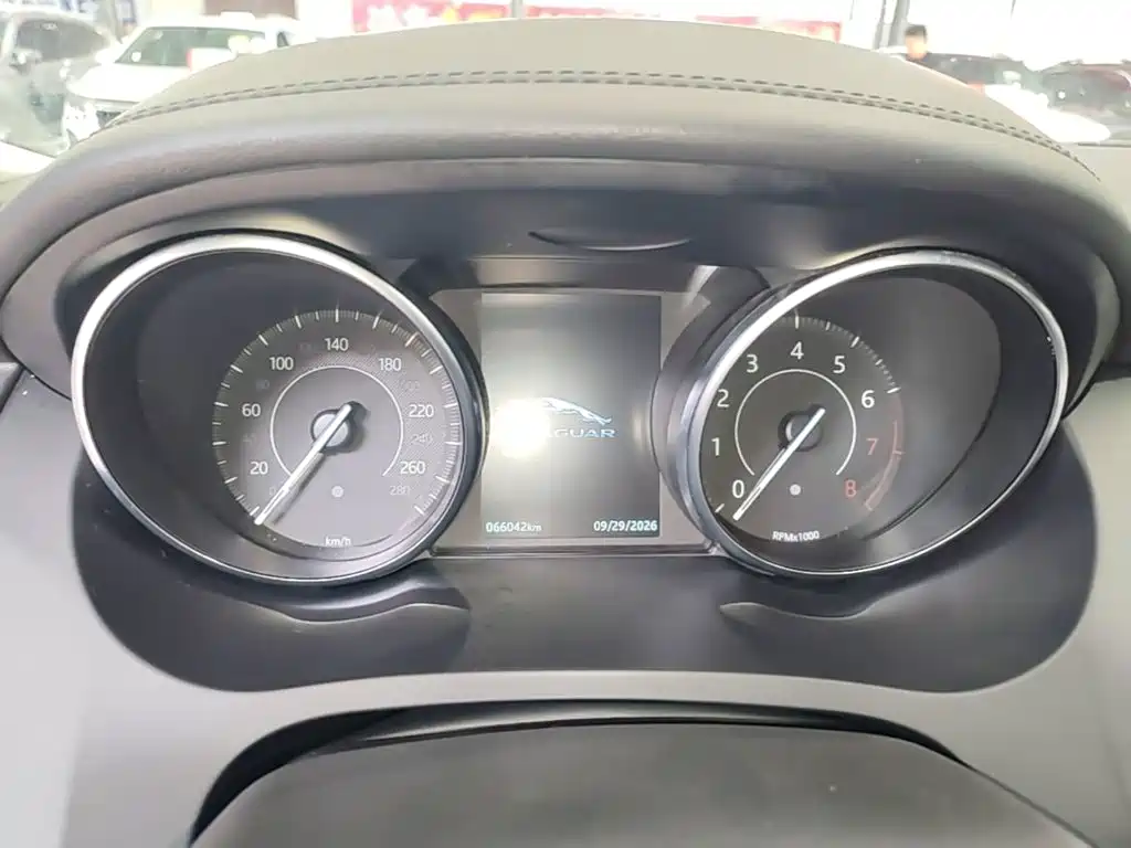 Jaguar E-PACE — миниатюра 12