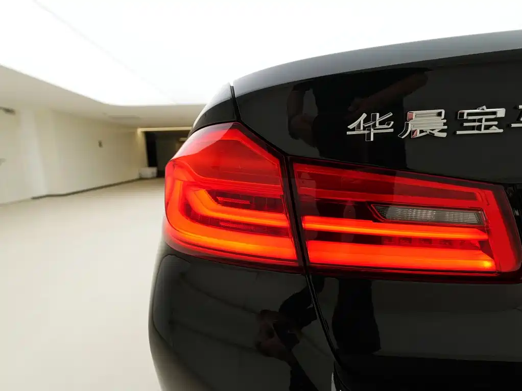 BMW 5 Series New Energy — миниатюра 10