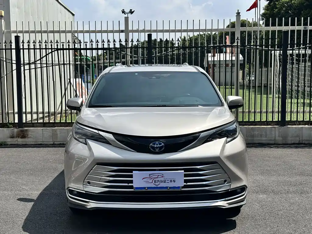 Toyota Sienna — миниатюра 2