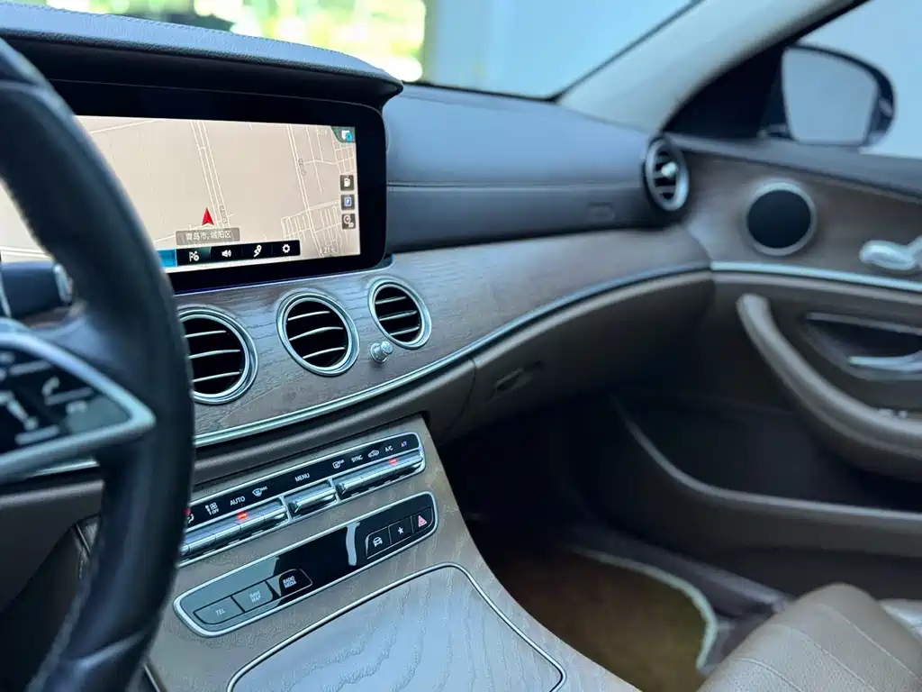 Mercedes-Benz E-Class — миниатюра 6