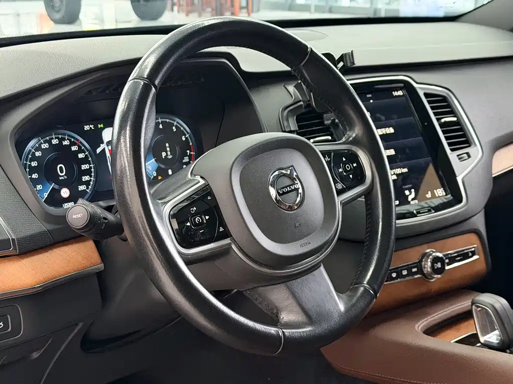 Volvo XC90 2022 — фото 13