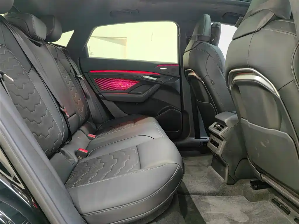 AUDI Q6L SPORTBACK E TRON