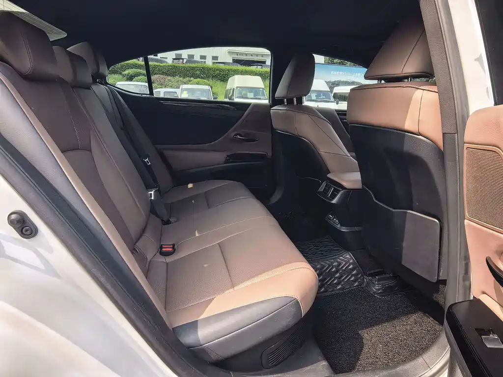 Lexus ES — миниатюра 11