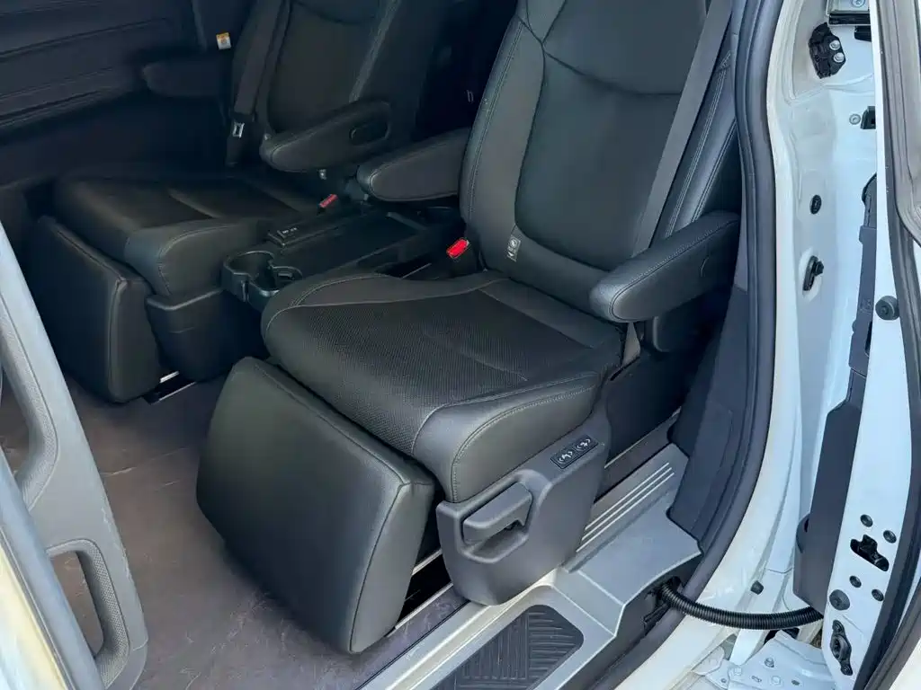 Toyota Sienna — миниатюра 9