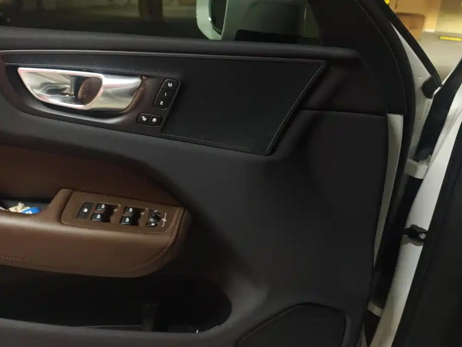 Volvo XC60 PHEV — миниатюра 7