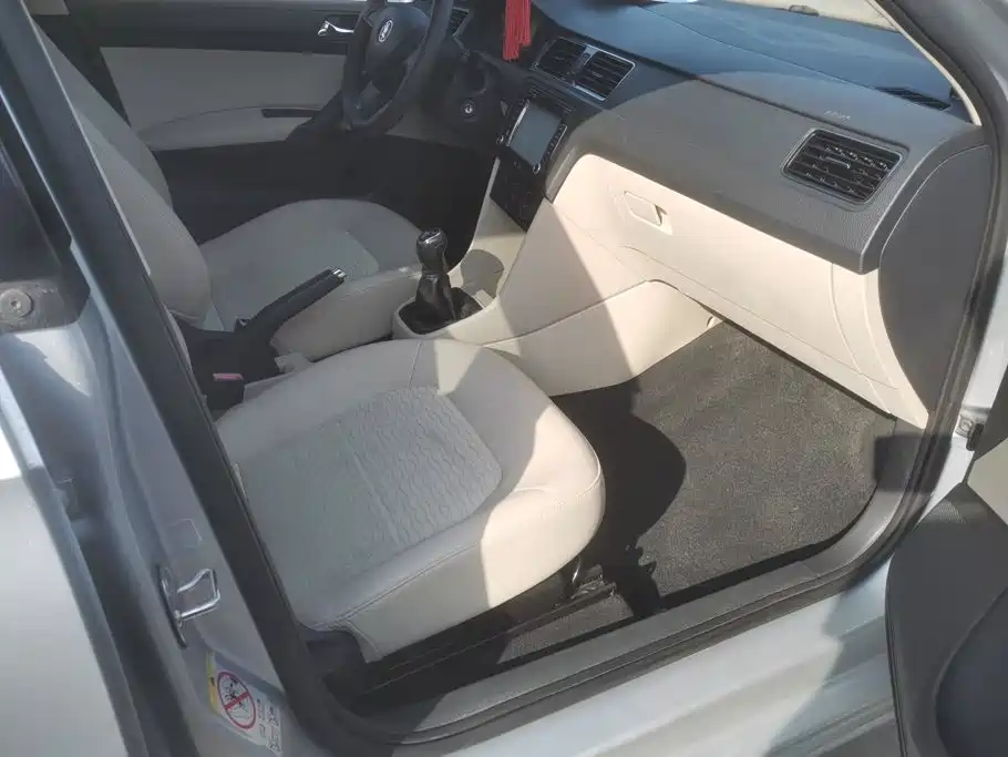 Skoda Rapid — миниатюра 8