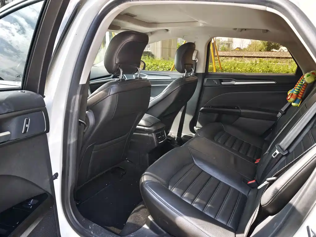 Ford Mondeo — миниатюра 5