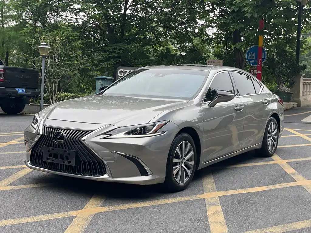 Lexus ES 2019