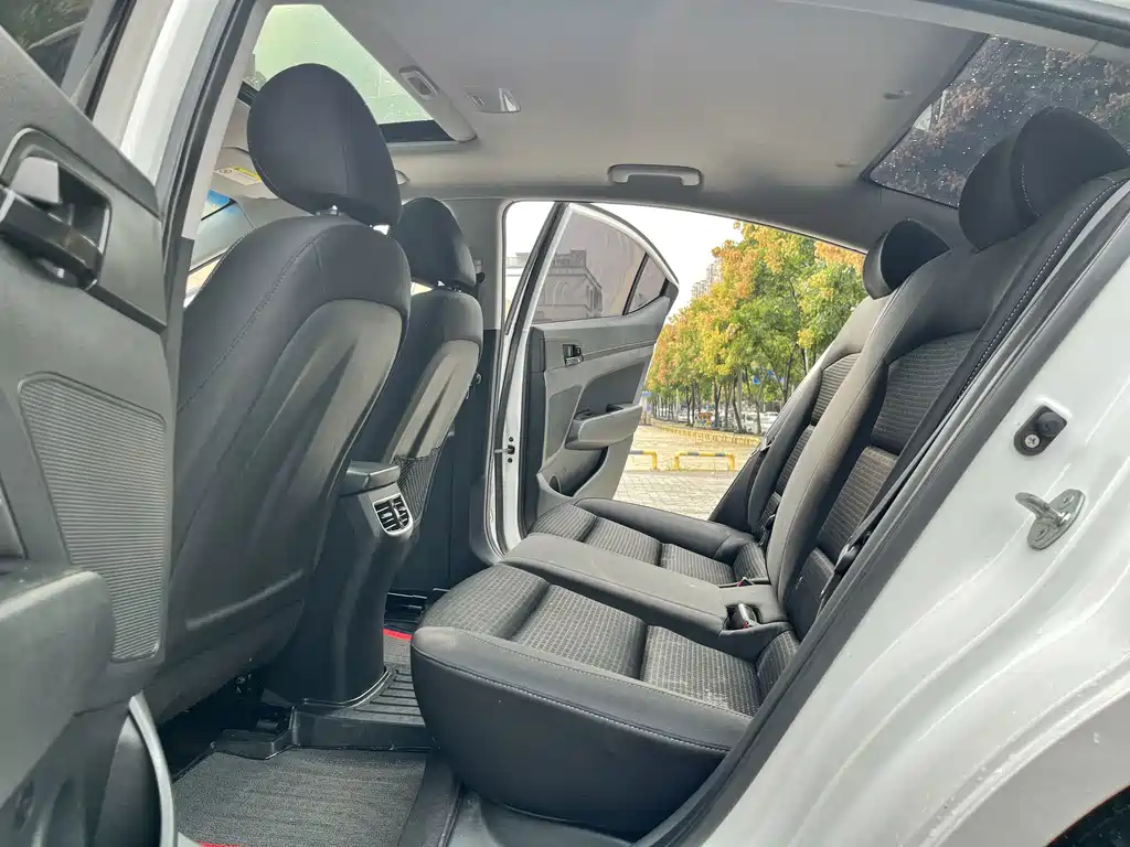 Hyundai Elantra — миниатюра 6