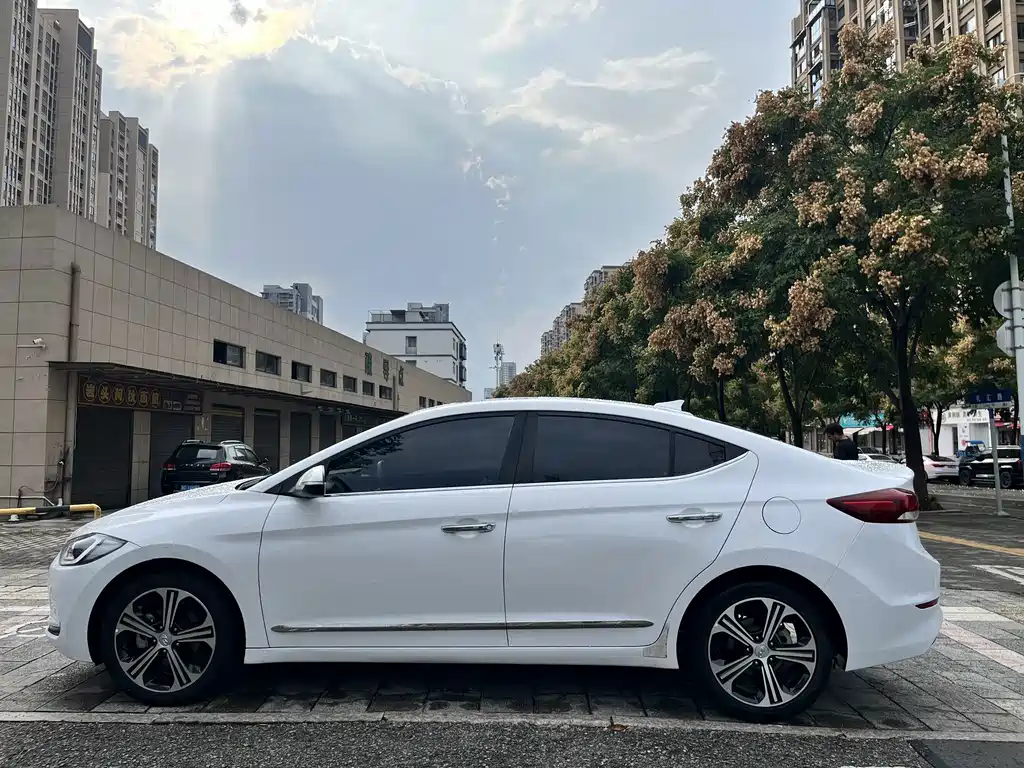 Hyundai Elantra — миниатюра 14