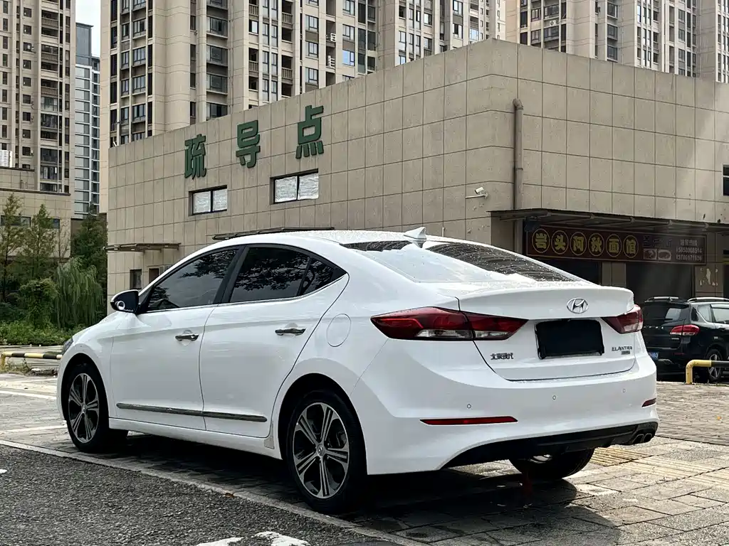 Hyundai Elantra — миниатюра 10