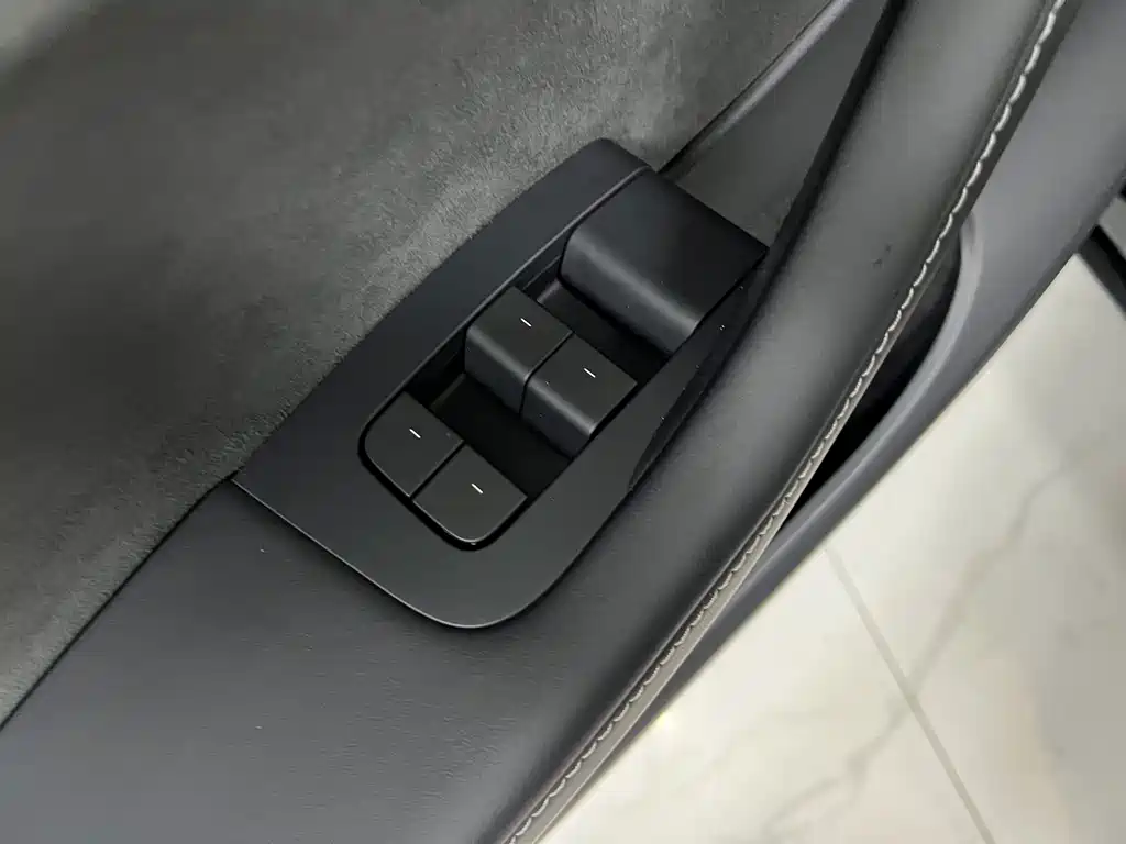 Tesla Model Y — миниатюра 9