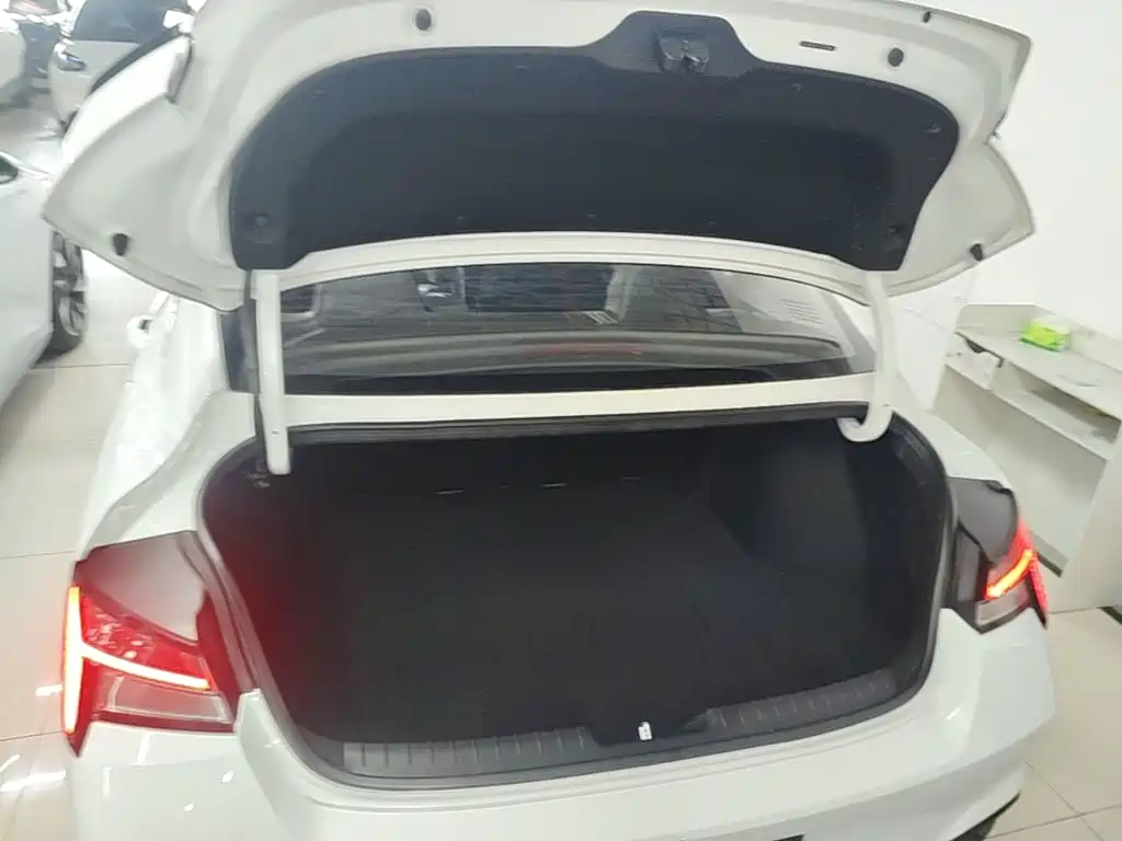 Hyundai Elantra — миниатюра 19