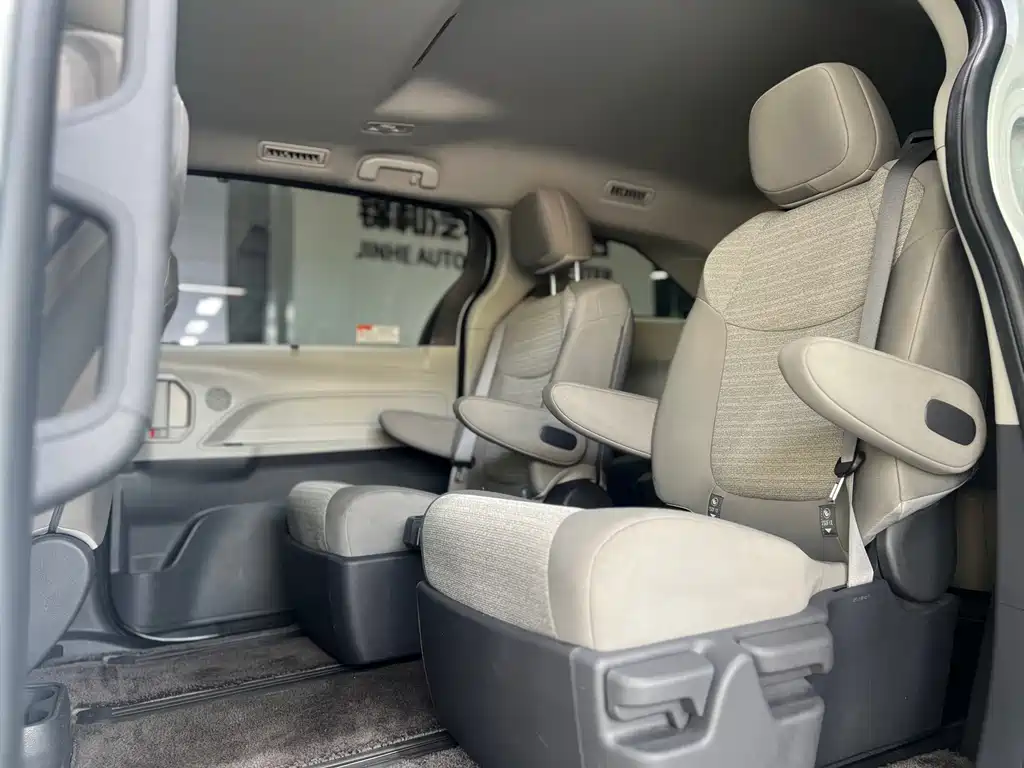 Toyota Sienna — миниатюра 9