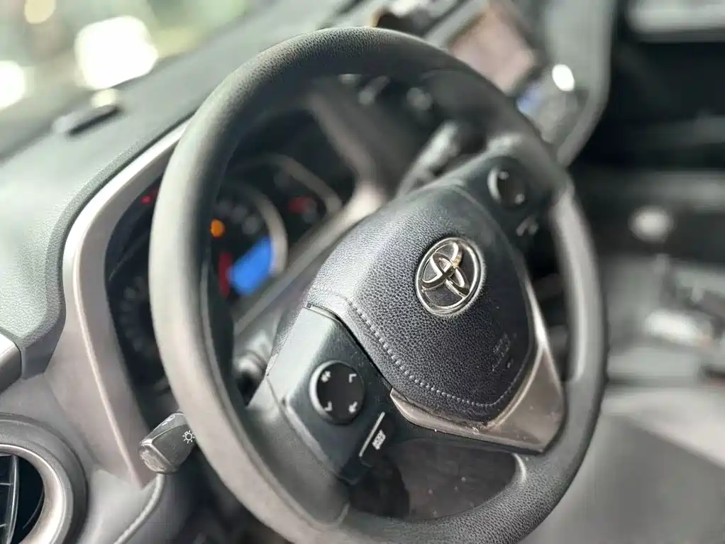 Toyota RAV4 — миниатюра 10