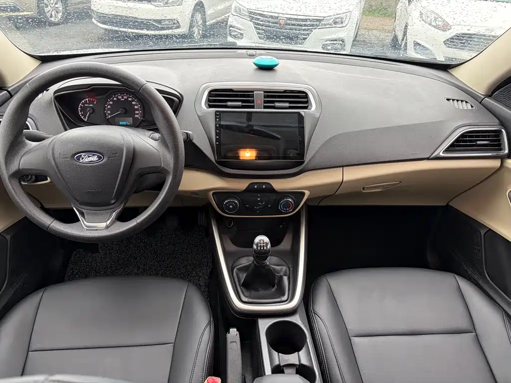 Ford Escort 2015 1.5L MT Comfort