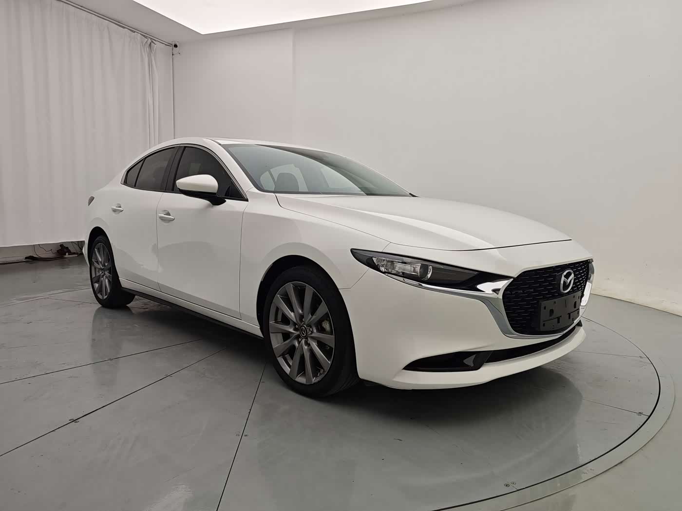 Mazda Mazda3 Axela 2.0 л 2021 г. Белый, пробег 28000 км