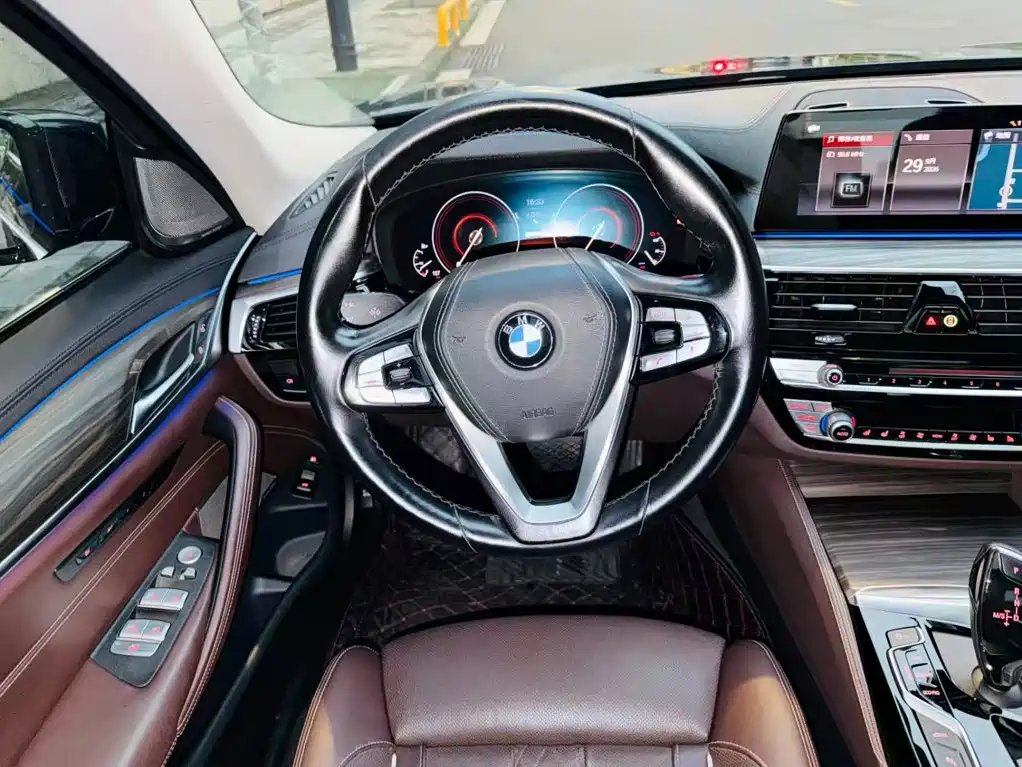 BMW 5 Series New Energy — миниатюра 10