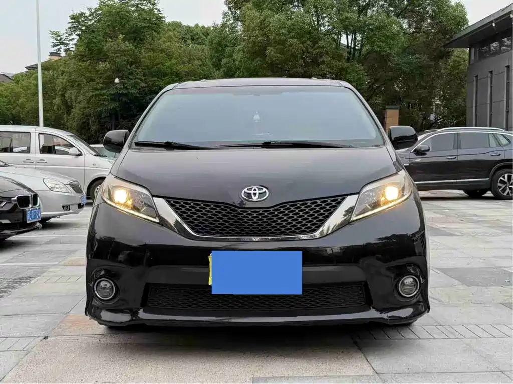 Toyota Sienna — миниатюра 2