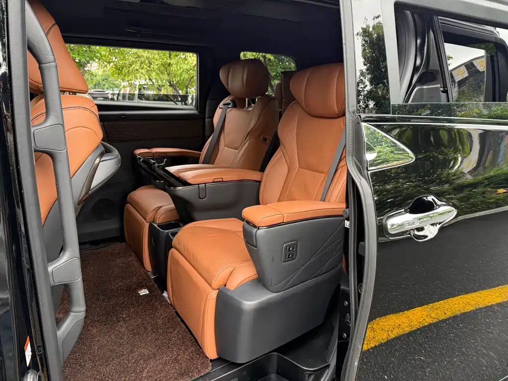Toyota Alphard — миниатюра 7