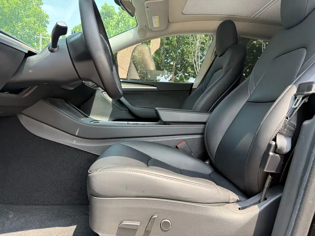 Tesla Model Y — миниатюра 9