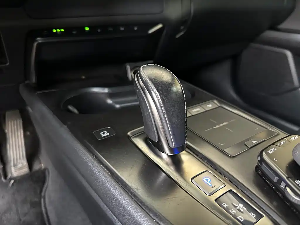 Lexus UX New Energy — миниатюра 10