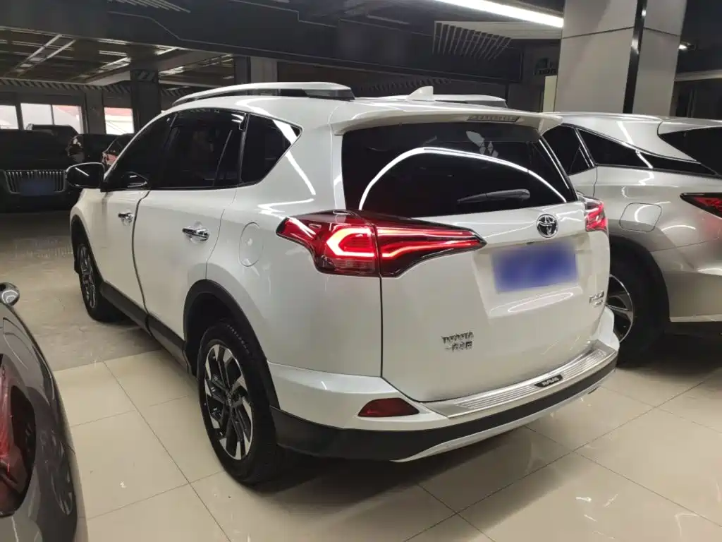 Toyota RAV4 — миниатюра 7