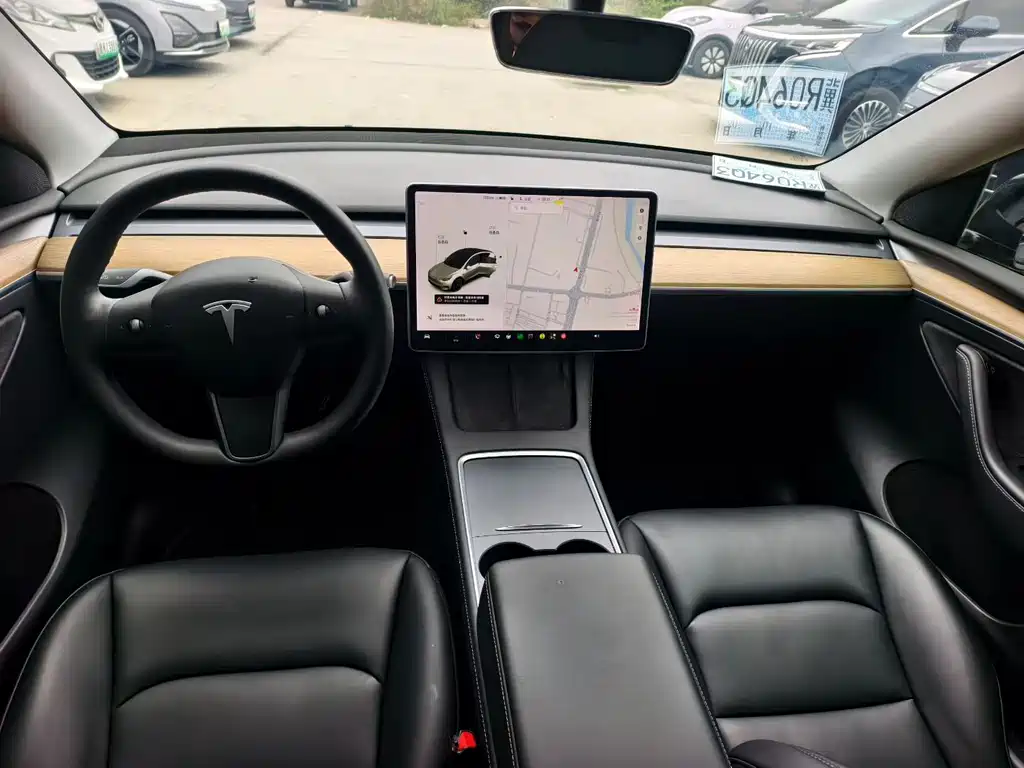 Tesla Model Y — миниатюра 8
