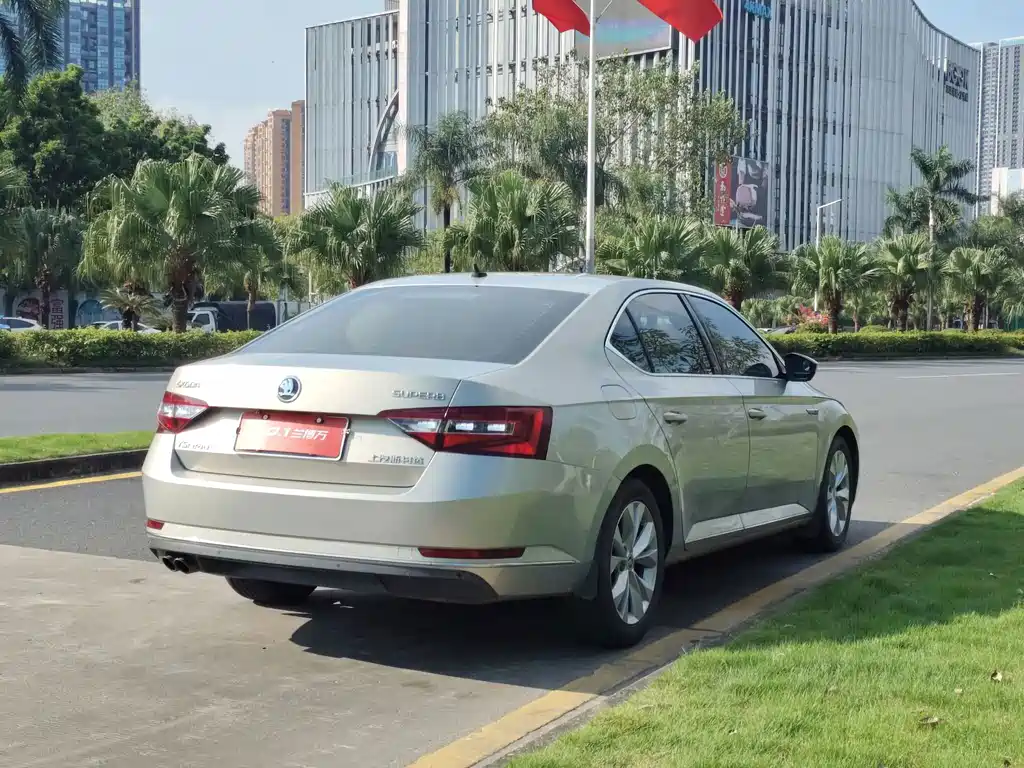 Skoda Superb — миниатюра 6