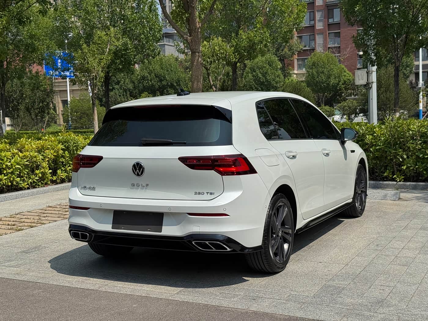 Volkswagen Golf 1.4 л 2023 г. Белый, пробег 6000 км