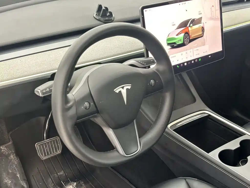 Tesla Model Y — миниатюра 12